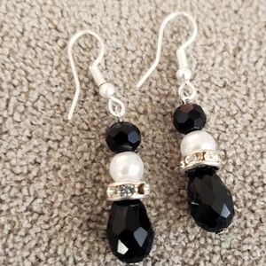 Black teardrop earrings with pearls
